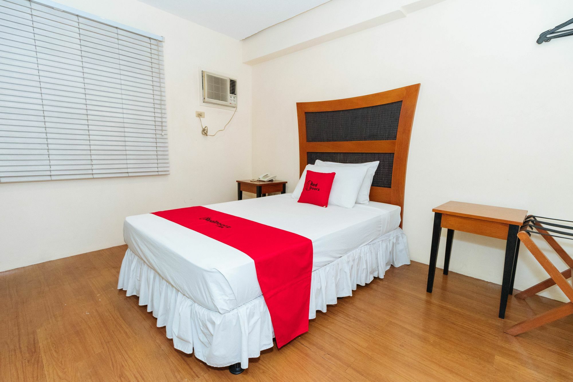 Reddoorz @ Amorsolo Makati San Pedro Makati Exterior foto