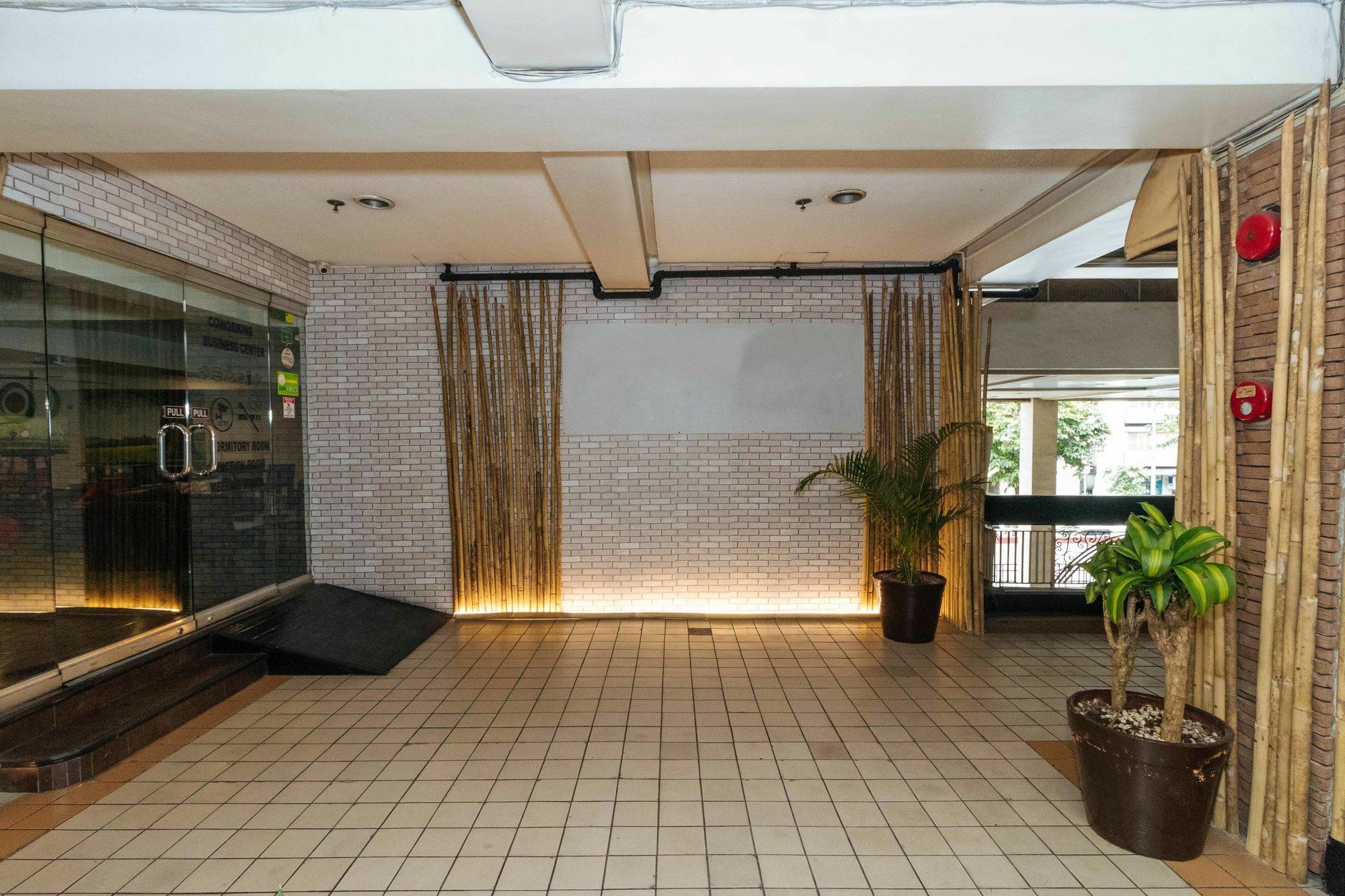 Reddoorz @ Amorsolo Makati San Pedro Makati Exterior foto